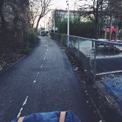 Den Grønne Sti - På vej mod Frederiksberg Centeret. Legepladsen i højre side af billedet :)