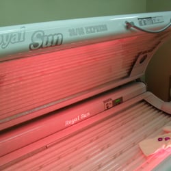 Ultimate Tan - Radio at the head of the bed