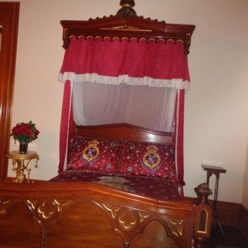 Iolani Palace - Royal Bed - Museums Near Me - Honolulu, Hawaii Iolani Palace - Royal Bed - Museums Near Me - Honolulu, Hawaii
