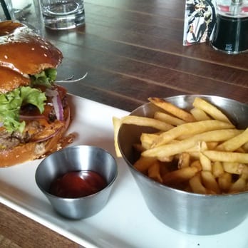 Earls Kitchen + Bar - Bacon burger - Canadian (New) Near Me - Woodbridge, Ontario