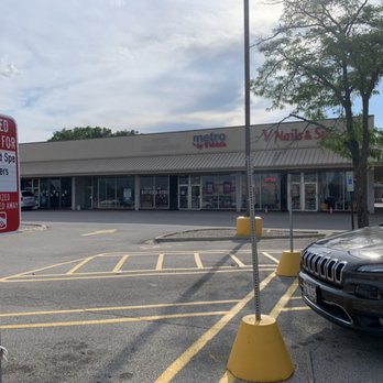 V Nails & Spa - Private parking for our client - Nail Salons Near Me - Des Plaines, Illinois