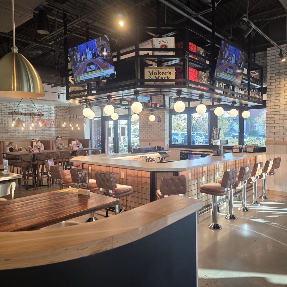 4 Rivers Smokehouse - Nice bar area - Southern Near Me - Middleton, Florida