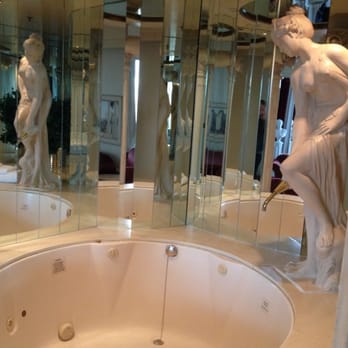 Fantasyland Hotel - Jacuzzi in the "Roman" room - Hotels Near Me - Edmonton, Alberta