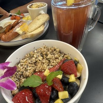 Sunshine & Pineapple - Açai bowl with Thai tea lemonade - Breakfast & Brunch Near Me - Honolulu, Hawaii