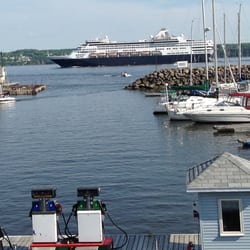 Club Nautique de l'Île d'Orléans - Un bel endroit pour admirer les bateaux de croisière