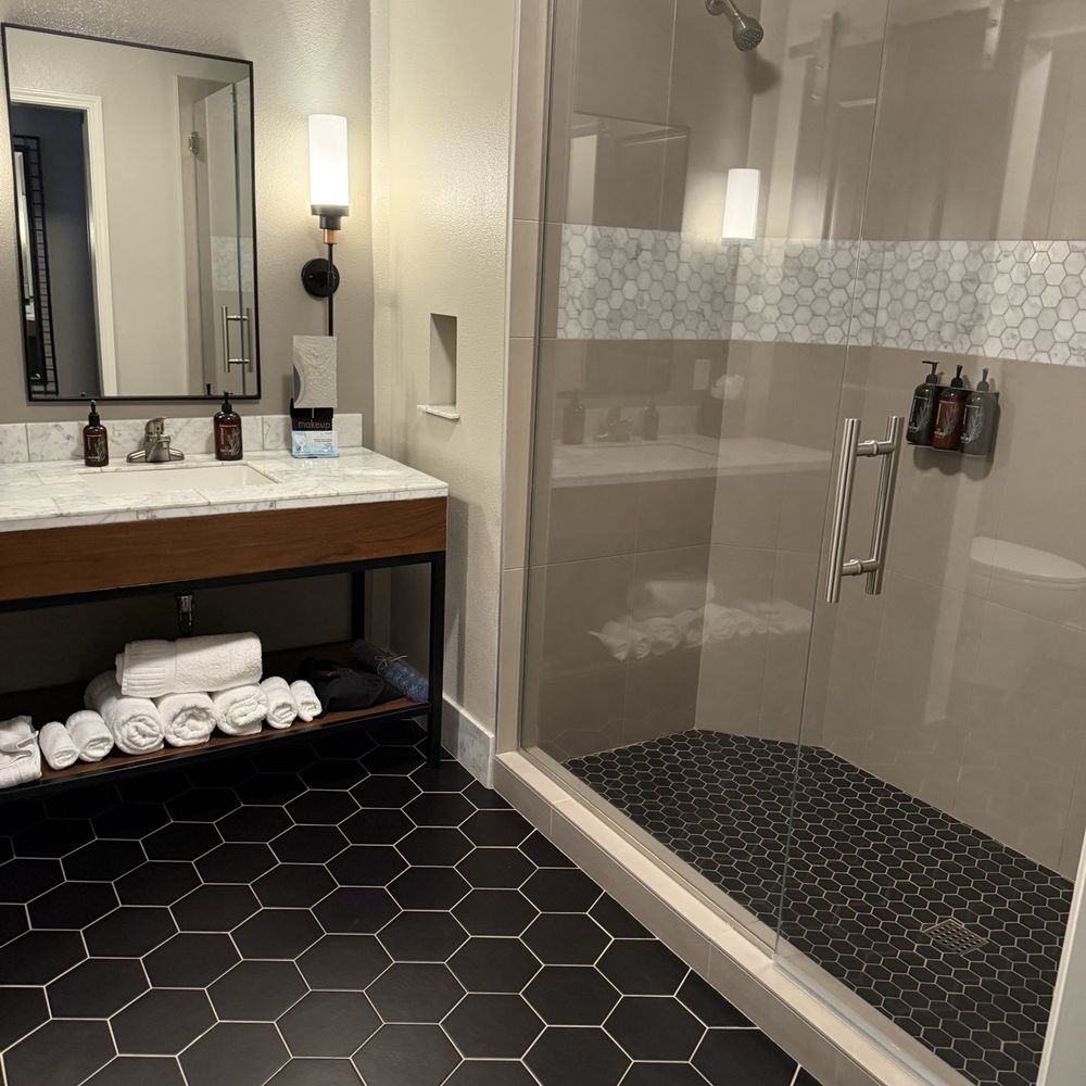 Oxford Suites Paso Robles - Bathroom - Hotels Near Me - Paso Robles, California Oxford Suites Paso Robles - Bathroom - Hotels Near Me - Paso Robles, California