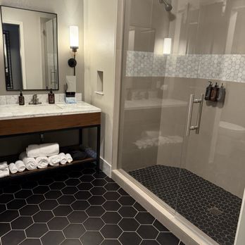 Oxford Suites Paso Robles - Bathroom - Hotels Near Me - Paso Robles, California Oxford Suites Paso Robles - Bathroom - Hotels Near Me - Paso Robles, California