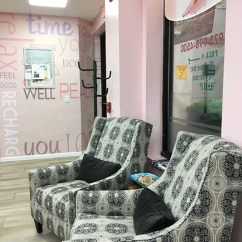 Refresh Nail N Spa - Waiting area - Nail Salons Near Me - Morristown, New Jersey