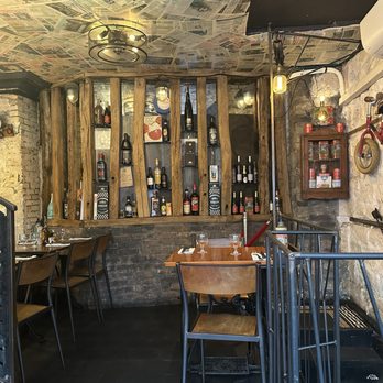 Gambino - Some table seating - Italian Near Me - Paris, 75 Gambino - Some table seating - Italian Near Me - Paris, 75