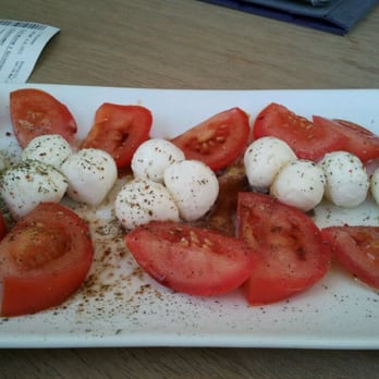 Das Möbel - tomato and mozzarella with basil, balsamic vinegar, and olive oil. yum! served with bread. - Bars Near Me - Vienna, 9