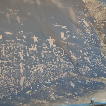 Canyonlands National Park - Newspaper Rock, on the road to the park. - Parks Near Me - Moab, Utah