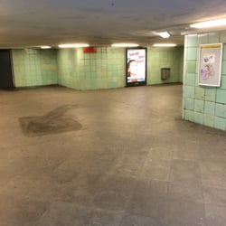 U-Bhf. Grenzallee - Zwischengeschoss Eingang Karl-Marx-Str. / Grenzallee
