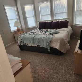 vacasa - Dirty  bed - Vacation Rentals Near Me