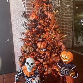 Dos Bocas Restaurant - Halloween tree - Puerto Rican Near Me - Kissimmee, Florida