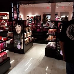 Victoria's Secret & PINK - Store front
