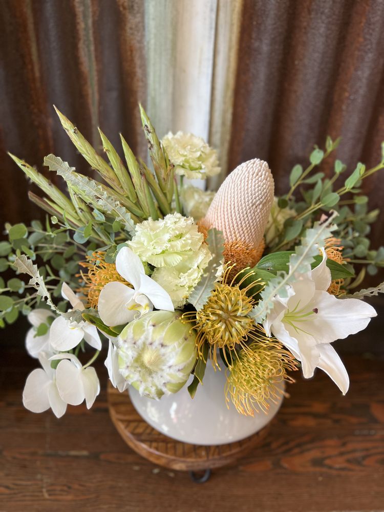 Petals & Provisions Logo
