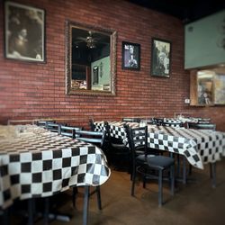 Wise Guys Pizzeria - Dining area