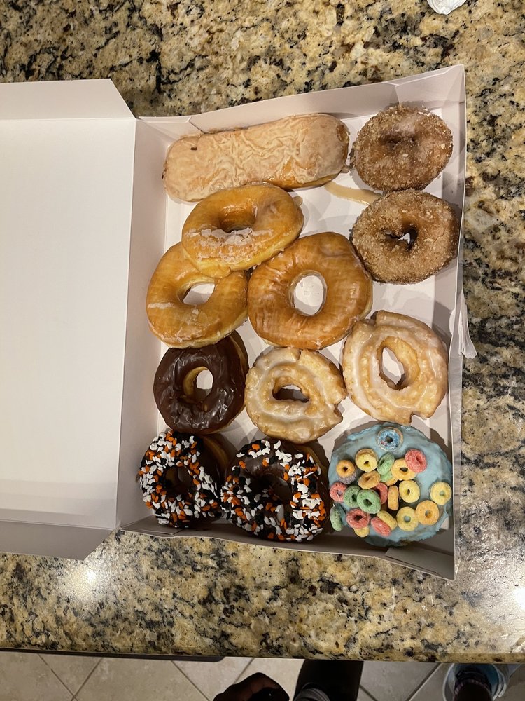 Grand Donuts Logo