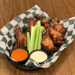 Mantis Cafe And Juice Bar - CHICKEN WINGS SPICY O BBQ