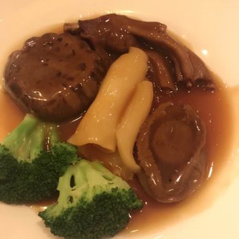 阿一海景飯店 - Abalone with Shi take and duck feet. - Dim Sum Near Me - Hong Kong, HK