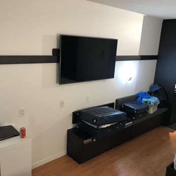 Hotel Le Dauphin - Nice flat screen TV - Hotels Near Me - Longueuil, Quebec