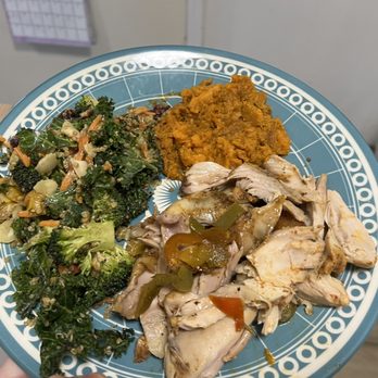 SoulFull Eats - Chipotle Rubbed Drumsticks with maple sweet potatoes and Georgia kale salad - Food Delivery Services Near Me - Jacksonville, Florida