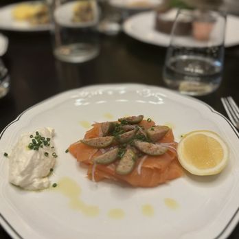 Koloman - Raücherlachs (Scottish smoked salmon, fromage blanc, capers, onion, lemon, toasted bagel) - Austrian Near Me - New York, New York