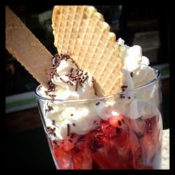 Das Schulze - Leckeres Kokoseis mit Erdbeeren