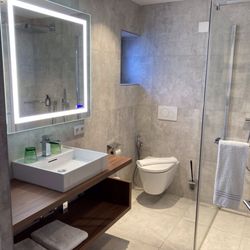 Hotel Schwarzer Adler - Sleek bath