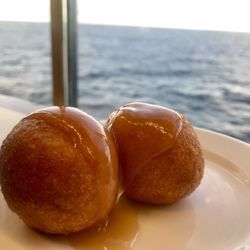 Tallink Silja Grande Buffet - Efterrätt för vuxna på restaurangen (munkbollar med äppelsås)