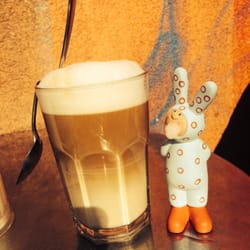 Grüneberg - Selbst den Hasen zur Osterzeit schmeckt der Latte bei Amin und Ahmed. Lecker, guter Service und entspanntes sitzen und schauen.