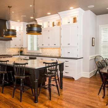 Paradise Custom Kitchens - a large kitchen with a center island - General Contractors Near Me - Paradise, Pennsylvania