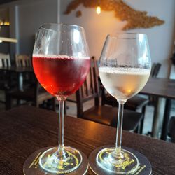 Genusserie - Pink Metzger (0,2l / 7 €) & Merlot weiß (0,1l / 4,50 €)