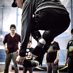 Miami Bboy Academy - Coach Dee demonstrating jump threads !