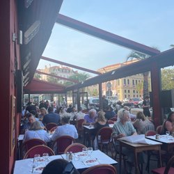 La Pizza Cresci - Patio seating