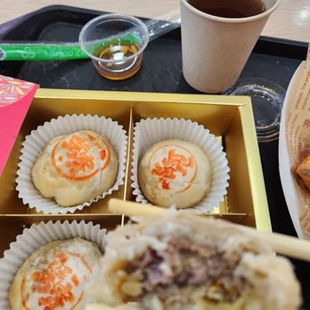 Xiebao Crabhouse - Crab Roe & Pork Mooncake 蟹黄蟹肉月饼（4个） - Seafood Near Me - Flushing, New York