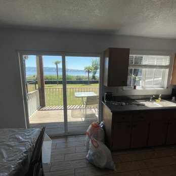 Anchorage Inn - Living room looking on to the dirty deck - Hotels Near Me - Lakeport, California