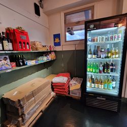 Pizza Leona - Drinks and merchandise