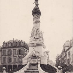 Pharmacie d'Erlon - Carte postale ancienne datée du 1919 avec au fond à gauche la Pharmacie d'Erlon