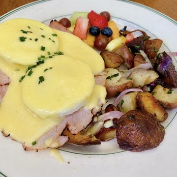 Willow Wood Market Cafe - Eggs Benedict - Breakfast & Brunch Near Me - Graton, California