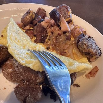 Hash Kitchen - Americano Omlet w/smashed pototoes. - Breakfast & Brunch Near Me - Draper, Utah Hash Kitchen - Americano Omlet w/smashed pototoes. - Breakfast & Brunch Near Me - Draper, Utah