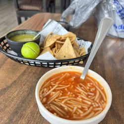 Cafetería La Nueva 14 - Complementary fideo chips and salsa