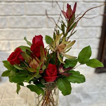 Ivy Trellis Floral - Rose and protea arrangement - Florists Near Me - Owensboro, Kentucky