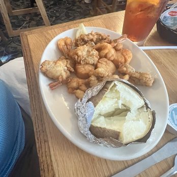 Lee's Inlet Kitchen - Fried seafood platter with shrimp, scallops, and oysters. - Seafood Near Me - Murrells Inlet, South Carolina Lee's Inlet Kitchen - Fried seafood platter with shrimp, scallops, and oysters. - Seafood Near Me - Murrells Inlet, South Carolina