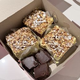 Burnt almond cake slices (2 vanilla, 1 chocolate), 3 brownies Burnt almond cake slices (2 vanilla, 1 chocolate), 3 brownies