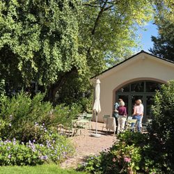 Weingut von Othegraven - Weinprobier-Haus, davor etliche Tische und Stühle für Gartenbesuchs-Trinker