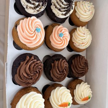 Icing On The Cupcake - Cookies 'n Cream, Blueberry Peach, Chocolate, Vanilla & Carrot - Cupcakes Near Me - Sacramento, California