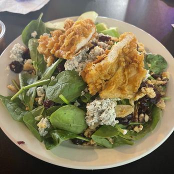 Rolling Chefs - Spinach salad with fried chicken - Caterers Near Me - Hartwell, Georgia Rolling Chefs - Spinach salad with fried chicken - Caterers Near Me - Hartwell, Georgia