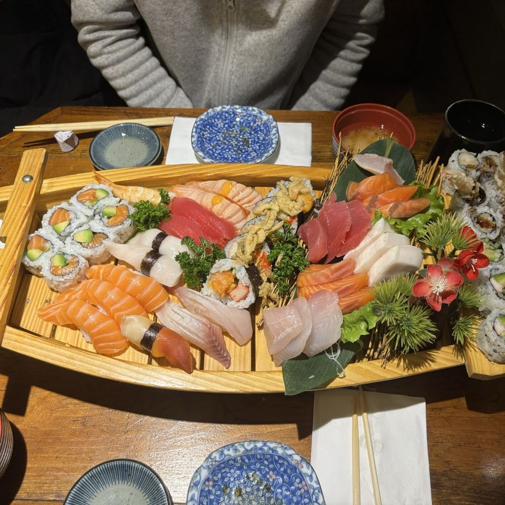 Sushi and sashimi boat (small: 51 pieces)