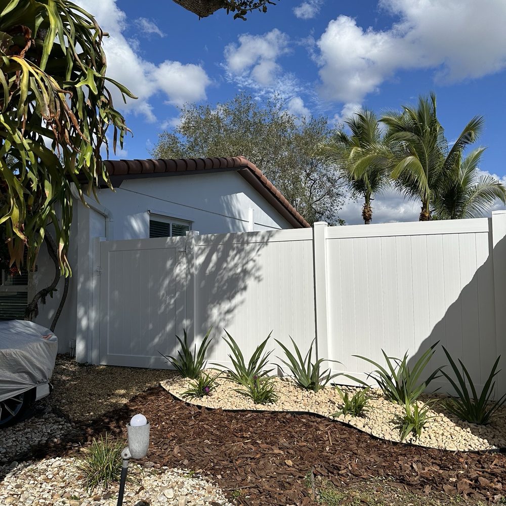 Sotolongo Fence - Side of house right side - Fences & Gates Near Me